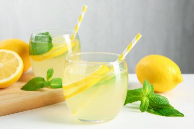 Taze limonata, limon ve nane şekeri beyaz masada, yakın plan.