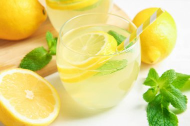 Taze limonata, limon ve nane şekeri beyaz masada, yakın plan.