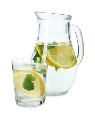 Limon ve nane ile sulandırılmış su beyaza izole edilmiştir.