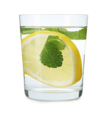 Limonlu ferahlatıcı su ve beyaz üzerine izole edilmiş bardakta nane şekeri.
