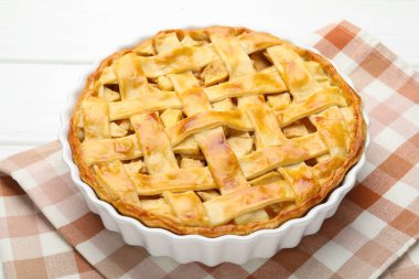 Beyaz ahşap masada nefis ev yapımı elmalı turta, yakın plan.