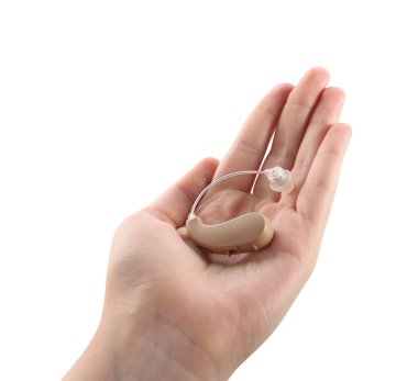 Beyaz arka planda işitme cihazı olan kadın, yakın plan