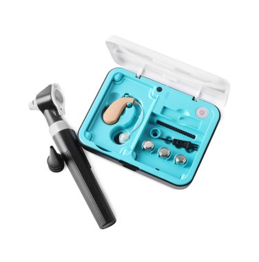 İşitme cihazı, otoskop ve aksesuarlar beyaz üzerine izole edilmiş.