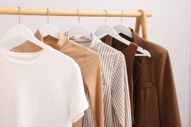 Farklı stil giysiler duvarda asılı, kapalı bir yerde, kapalı bir yerde.