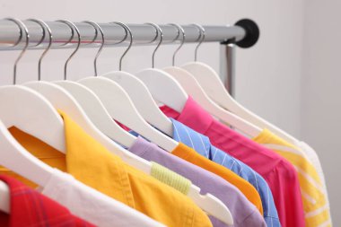 Farklı stil giysiler duvarda asılı, kapalı bir yerde, kapalı bir yerde.