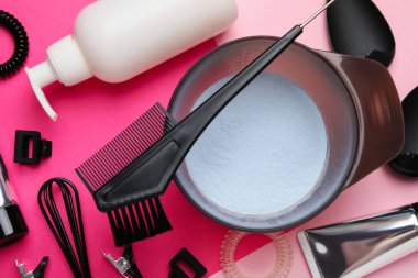 Renk arkaplanındaki saç boyama için profesyonel araçlar ve ürünler, düz konum