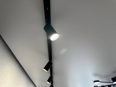 Odanın beyaz tavanında ışıl ışıl parlayan raylar