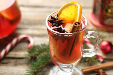 Bardakta kokteyl, baharat ve Noel süsü, ahşap masada, yakın plan. Metin için boşluk