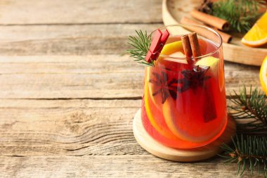 Bardakta kokteyl, baharat ve Noel süsü, ahşap masada, yakın plan. Metin için boşluk