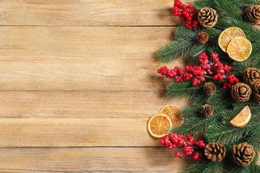 Köknar ağacı dalları ve diğer Noel süslemeleri ahşap masa üzerinde düz kompozisyon, metin için boşluk