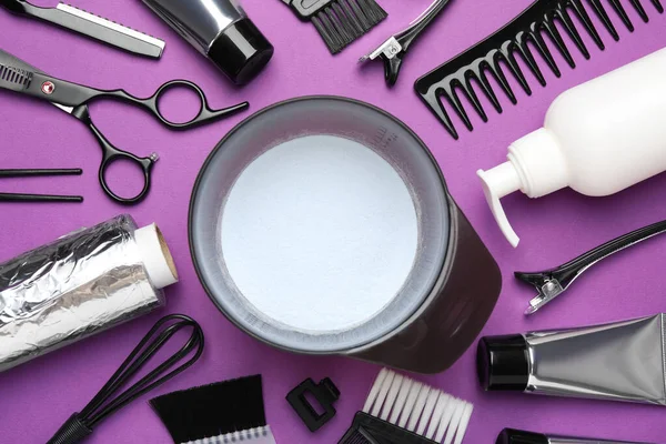Mor arka planda saç boyama için profesyonel araçlar ve ürünler, düz yatış