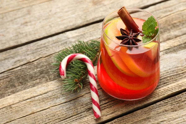 Bardakta kokteyl, baharat ve Noel süsü, ahşap masada, yakın plan. Metin için boşluk