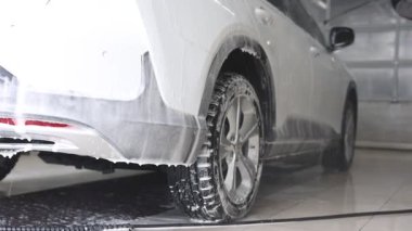 Oto yıkayan adam yüksek basınçlı su jeti ile oto yıkama, yakın çekim