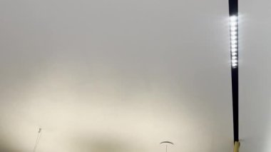 Aydınlatılmış raylar ve beyaz tavanda güzel bir avize.