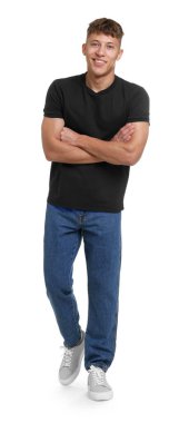 Beyaz arka planda şık kotlu yakışıklı bir genç.