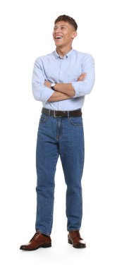 Beyaz arka planda şık kotlu yakışıklı bir genç.