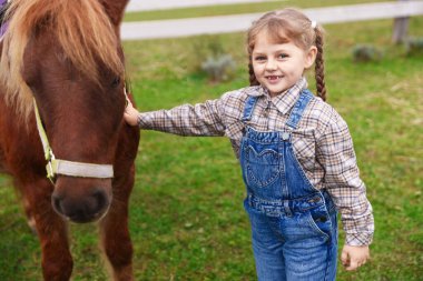 At destekli terapi. Güzel midillisi olan küçük bir kız. Sevimli evcil hayvan