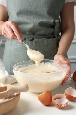 Beyaz masada hamuru hazırlayan kadın, yakın plan.