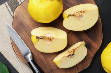 Olgun ayva ve bıçak siyah ahşap masada, düz yatıyordu.