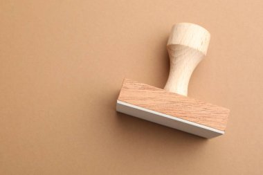 Kahverengi arka planda bir tahta damga, üst manzara. Metin için boşluk