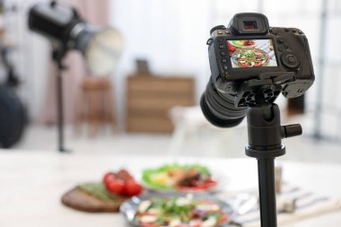 Stüdyoda Caprese salatası çekmek, mesaj için seçici odak noktası. Profesyonel yemek fotoğrafçılığı.