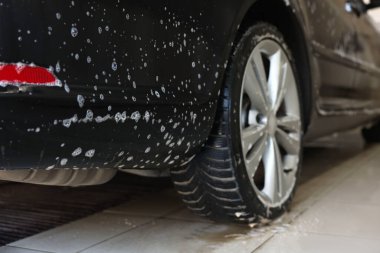 Oto yıkamada temizlik köpüğüyle kaplanmış, yakın plan.