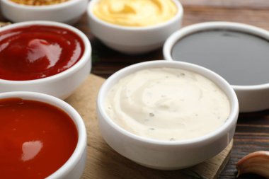 Tahta masada farklı soslar, yakın plan.