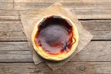 Lezzetli Bask cheesecake 'i ahşap masada, üst manzara.