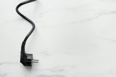 Üzerinde beyaz mermer masa olan bir elektrik kablosu, üst görünüm. Metin için boşluk