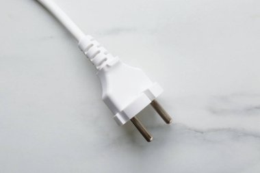 Üzerinde beyaz mermer masa olan bir elektrik kablosu, üst görünüm.