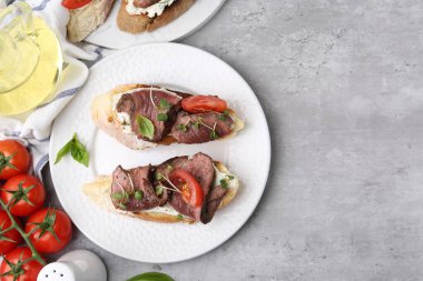 Hafif masada servis edilen biftekli nefis bruschetalar. Metin için boşluk