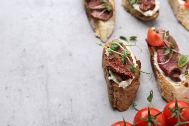 Hafif masada servis edilen biftekli nefis bruschetalar, yakın plan. Metin için boşluk