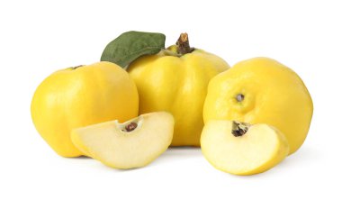 Tam ve olgun ayva meyveleri beyaza izole edilmiş.