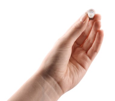 Beyaz arka planda işitme cihazı olan kadın, yakın plan