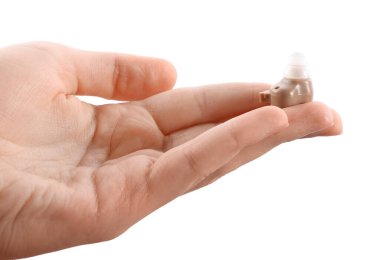 Beyaz arka planda işitme cihazı olan kadın, yakın plan