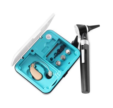 İşitme cihazı, otoskop ve aksesuarlar beyaz üzerine izole edilmiş.