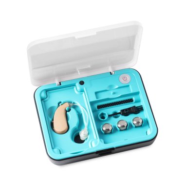 İşitme cihazı ve aksesuarlar beyaz kutuda, yukarıda