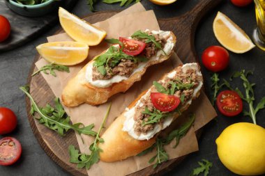 Ton balıklı, domatesli, roka ve limonlu lezzetli bruschettalar.