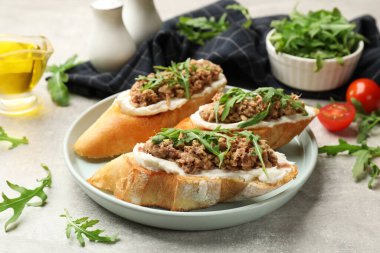 Gri masada ton balığı, krem peynir ve roka ile nefis bruschettalar.