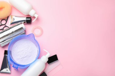 Profesyonel aletler ve pembe arka planda saç boyama ürünleri, düz yatak. Metin için boşluk
