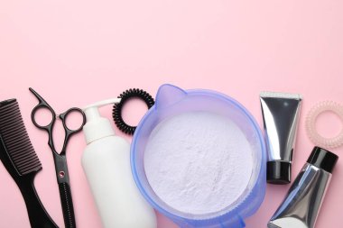 Profesyonel aletler ve pembe arka planda saç boyama ürünleri, düz yatak. Metin için boşluk