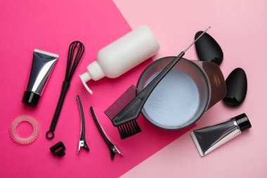 Renk arkaplanındaki saç boyama için profesyonel araçlar ve ürünler, düz konum