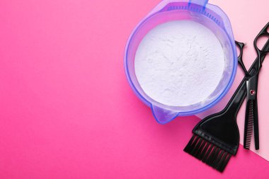 Kasede saç boyası, fırça ve makas. Renkli arka plan, düz yatak. Metin için boşluk