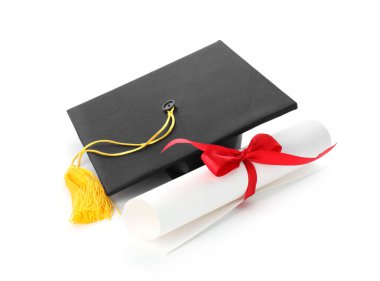Diploma ve mezuniyet şapkası beyaza izole edilmiş.