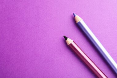 Mor arka planda göz kalemleri. Metin için boşluk