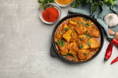 Gri masadaki baharatlı tavuk tikka masala, düz. Metin için boşluk