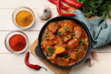Hafif ahşap masada baharatlı tavuk tikka masala, düz yatıyordu.