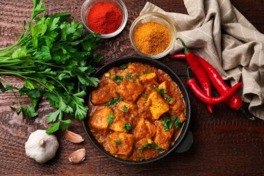 Tahta masada baharatlı tavuk tikka masala, düz yatıyordu.