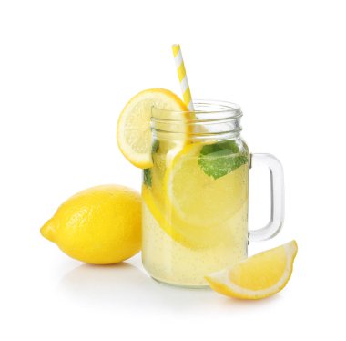 Nane aromalı lezzetli limonata ve beyaz üzerine izole edilmiş taze meyve.