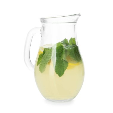 Limonatayı nane ve meyve dilimleriyle bemlenmiş sürahiyle tazeliyorum.